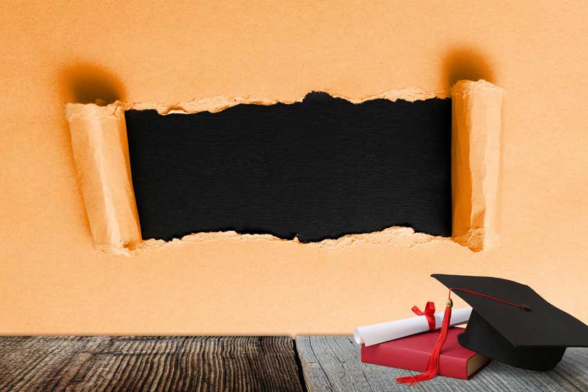 כובע בוגרים למסיימי תואר אקדמי, ספר ודיפלומה, על רקע נייר הנפתח במרכז לשני הצדדים כמגילה, וחושף צבע שחור, מדגימים עריכה מדעית מקצועית המסייעת לחוקרים בהצגת החידוש המחקרי.