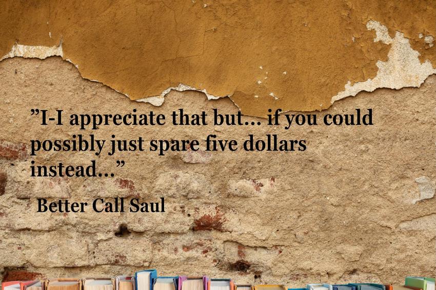 כיתוב על קיר מתקלף ושורת ספרים להדגמת קריאה ספרותית פרשנית ועריכה ספרותית.