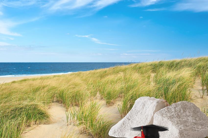 שתי אבנים גדולות בחוף ים מייצגות מבנה יציב לאחר התאמה בין אזכורים לרשימת ביבליוגרפיה.