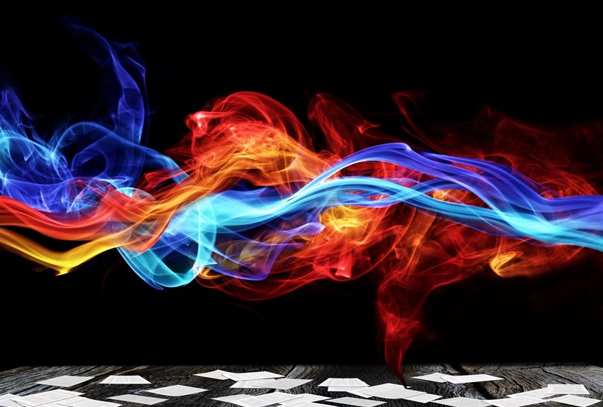 רצועות עשן צבעוניות מעל דפי עריכה מייצגות אנרגיה וכישורים ייחודיים בעריכה לשונית ועריכת תוכן.